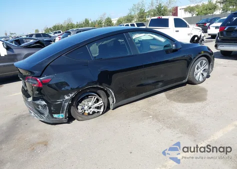 2024 Tesla Model Y Long Range Dual Motor All-Wheel Drive z USA, uszkodzony, nr VIN 7SAYGDEE0RF078242